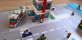 LEGO set Ziekenhuis 60204 op een speelmat
